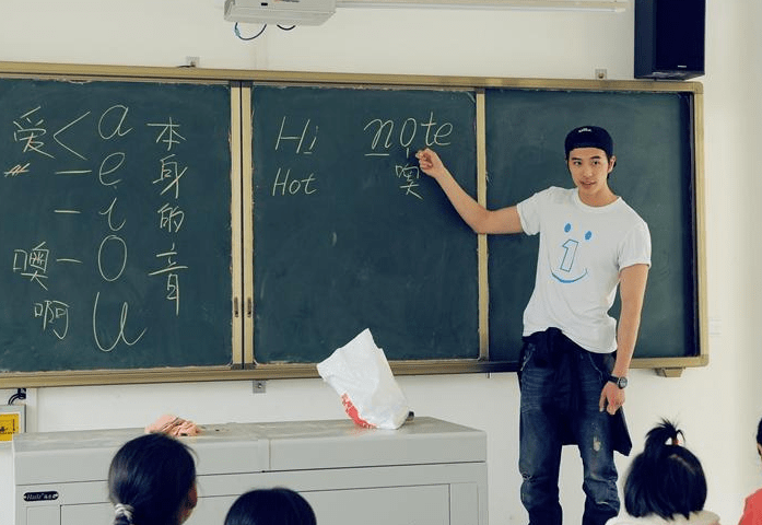 原创帅气男老师课堂火了身穿西装神似明星家长怕学生成绩下滑