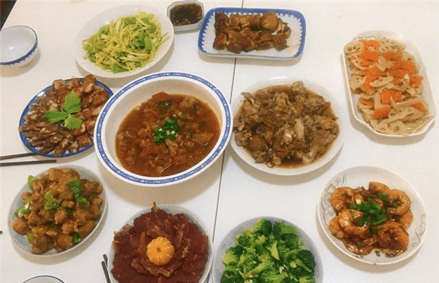 原创第一次陪男友回家,准婆婆特意下厨做一桌菜,老妈看完果断催婚!