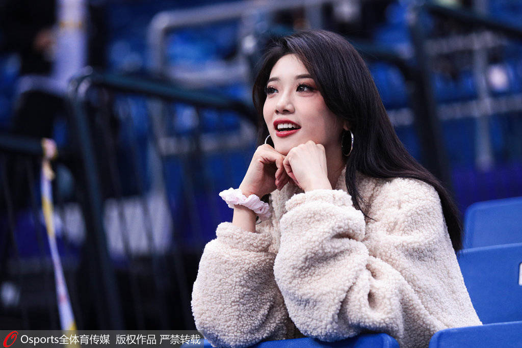 组图:cba全明星星锐赛 美女球迷入场观赛