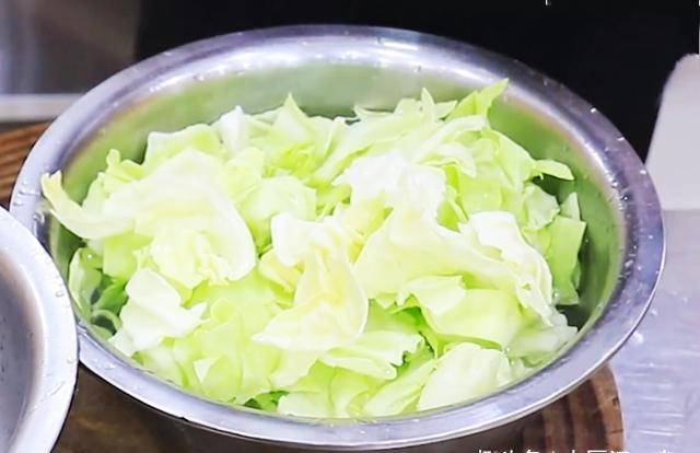 原创原来炒包菜也有窍门,多加这一步,包菜脆嫩又入味,比吃肉还过瘾