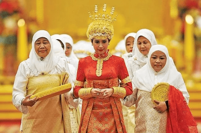 文莱的传统服饰本身艳丽,与珠宝的光泽十分相衬,而王妃也是从脚到头