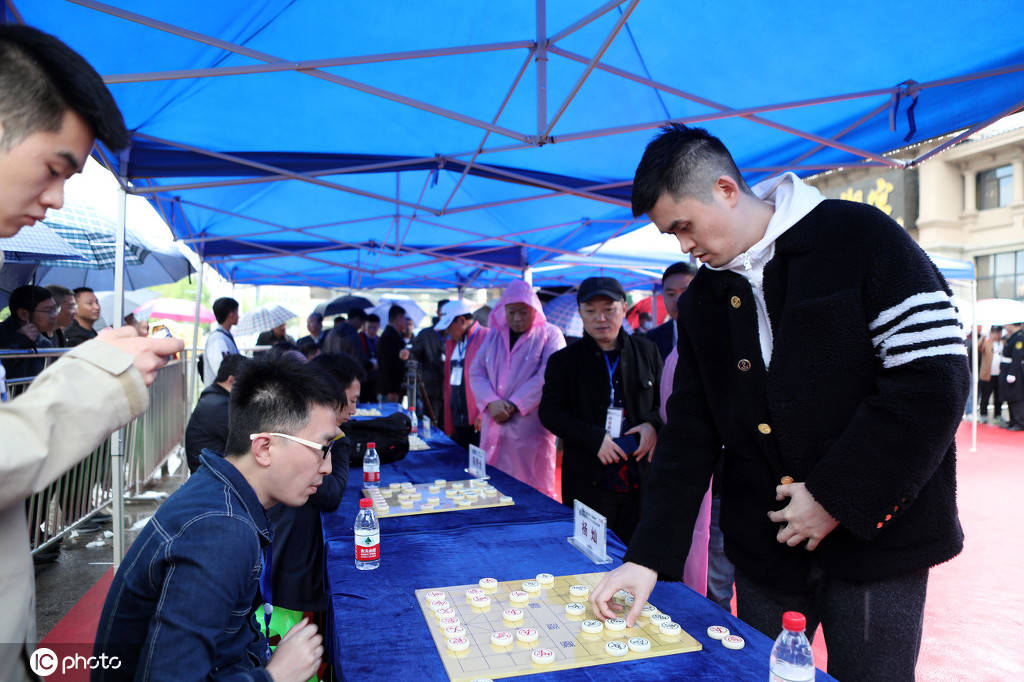 棋坛"外星人"王天一,雨中上演1对15车轮大战