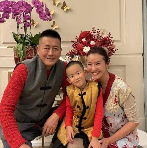 原创56岁高曙光晒全家福与小16岁娇妻同框一脸皱纹显老态