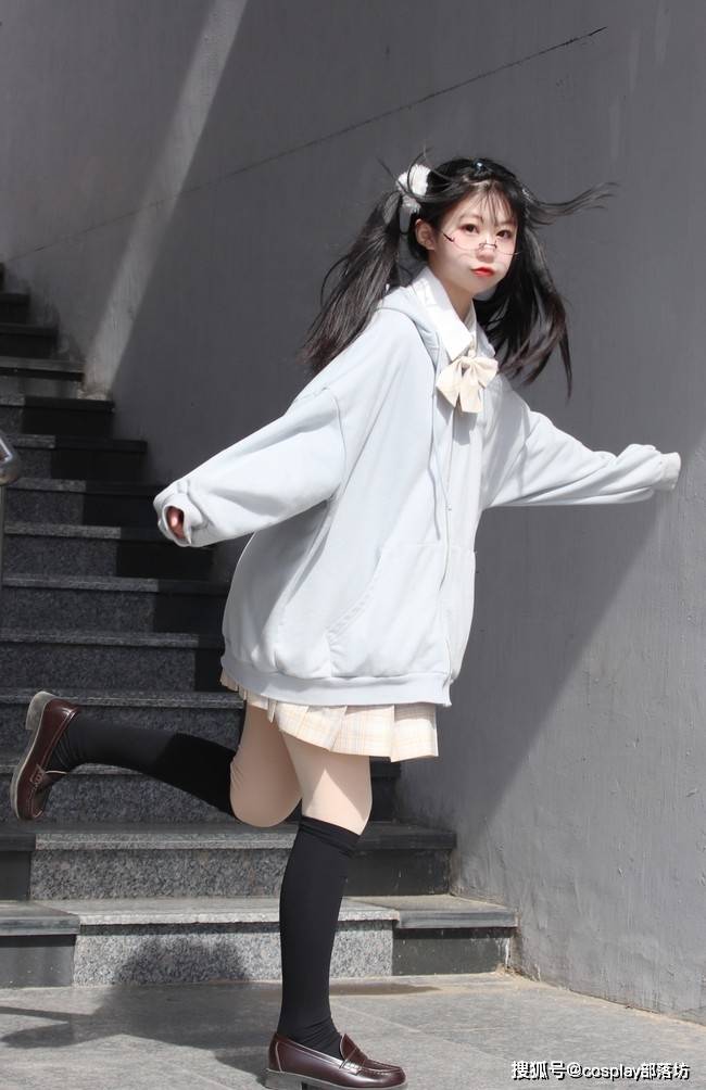 jk:半框眼镜双马尾小姐姐