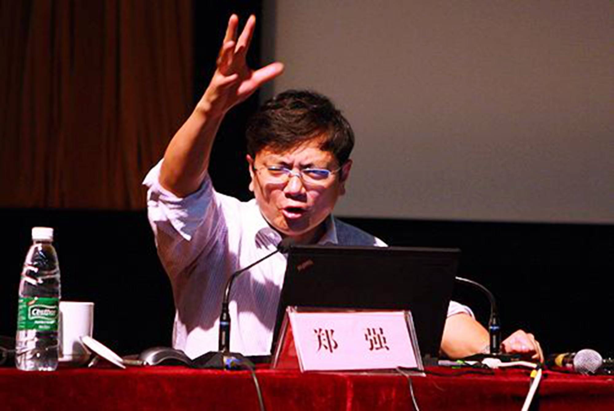 原创"网红教授"郑强坦言,儿子没出息曾被学校开除,事实却出人意料