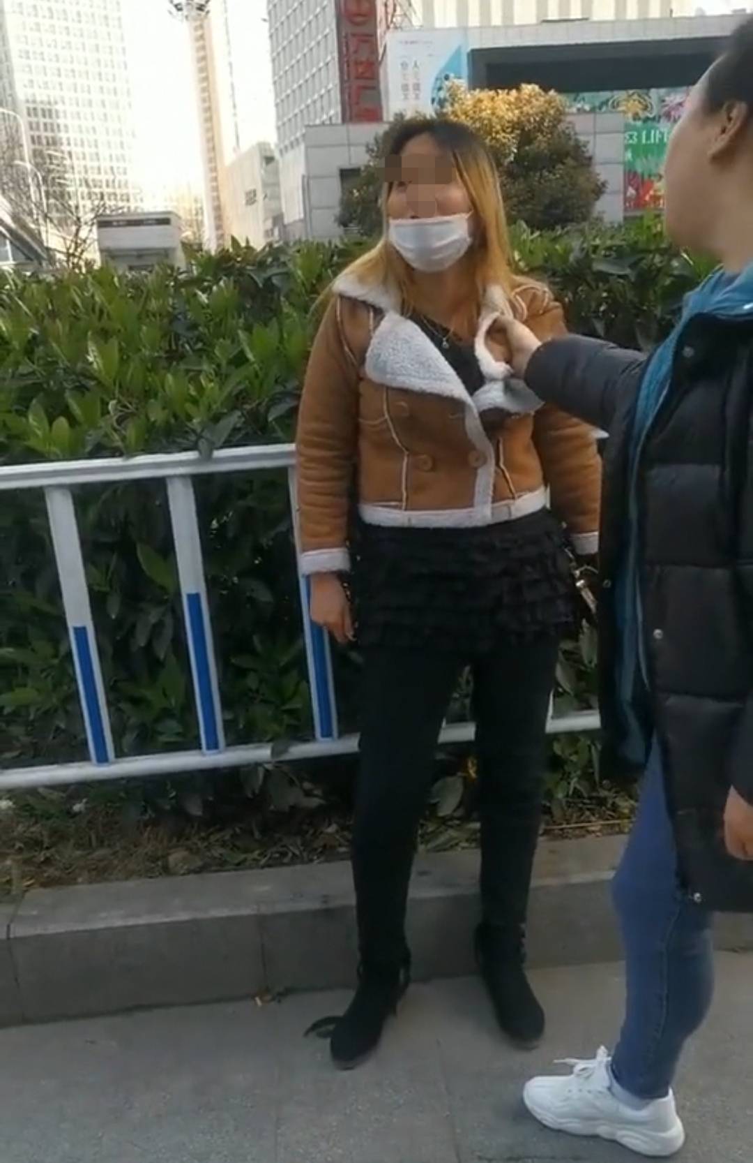 合肥女子以影响市容为由踢翻乞讨老人的碗丑陋外表下是更丑的心