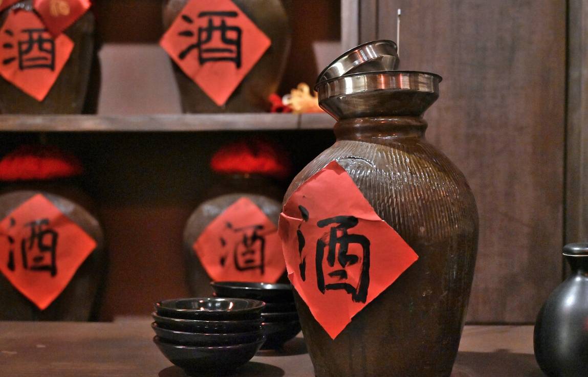 农村乡镇上那些卖散装白酒的,一天不见几个人买,为什么不关店?