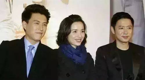还有靳东的妻子李佳,也是内地演员,外貌非常漂亮,但结婚后,就在家中相