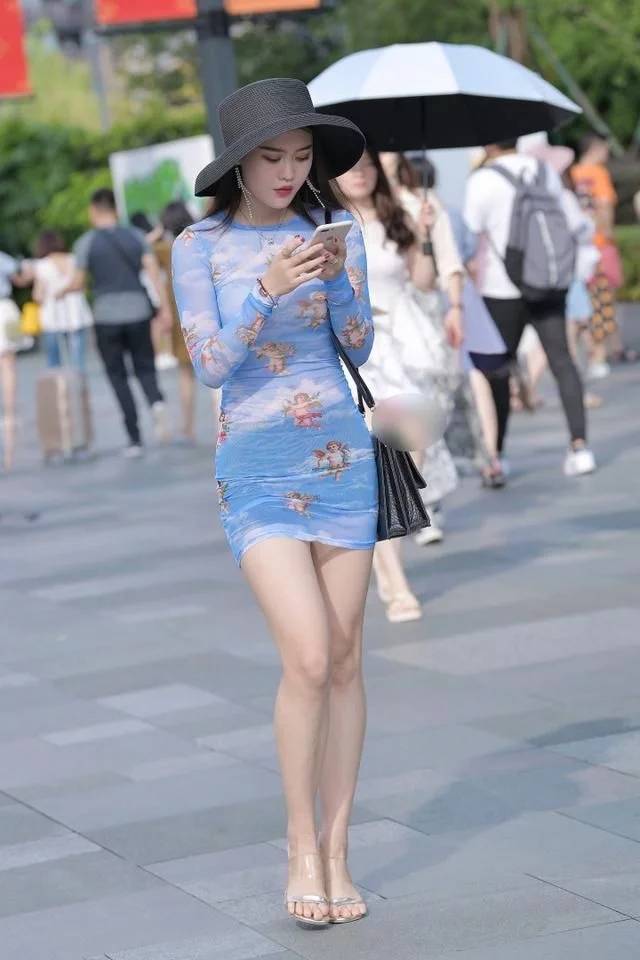 天蓝色包臀超短裙美女简单又干净的气质清新脱俗