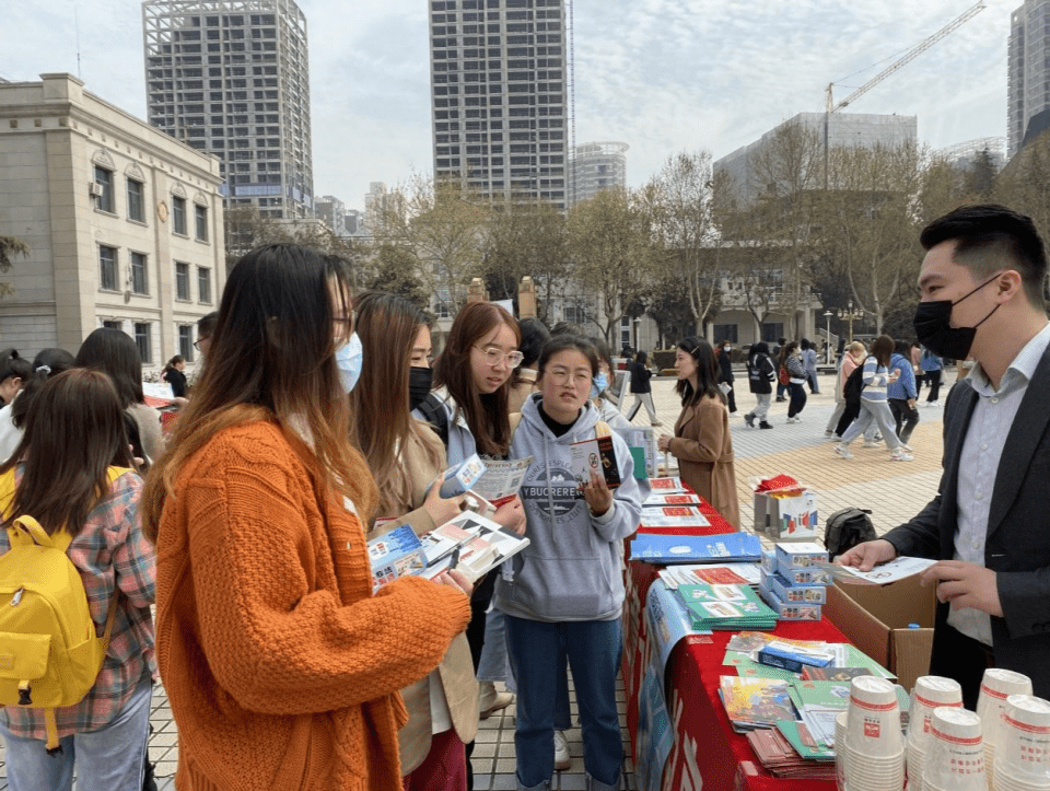 西安高新区金融办进高校开展线下宣传活动