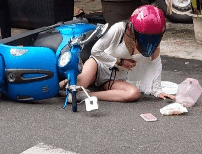 女子骑摩托车摔倒导致春光外泄扒出本人职业网友防不胜防