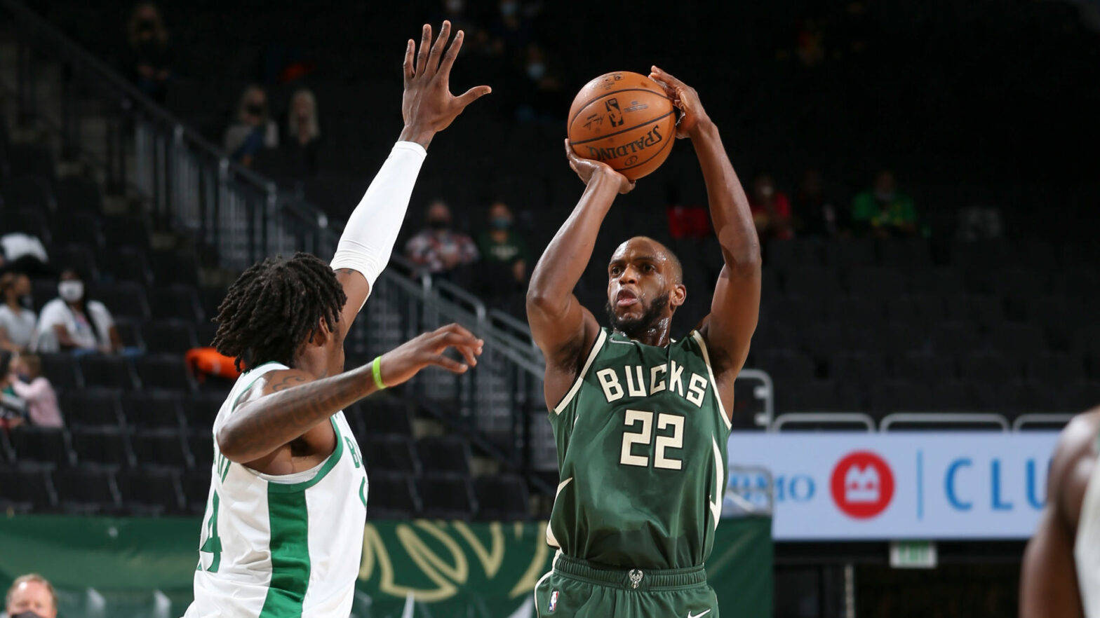 赫里斯·米德尔顿(khris middleton)周三在密尔沃基击败波士顿的比赛