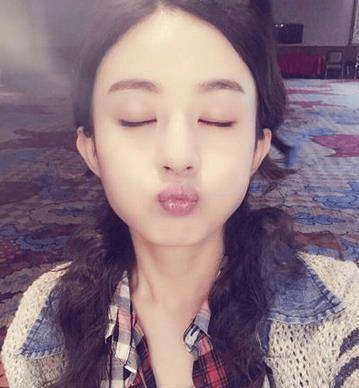 女星噘嘴卖萌反差居然这么大!范冰冰俏皮,吴莫愁真油腻!