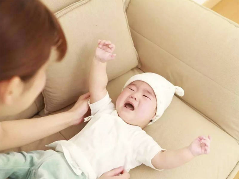 宝宝哭到底该不该抱？