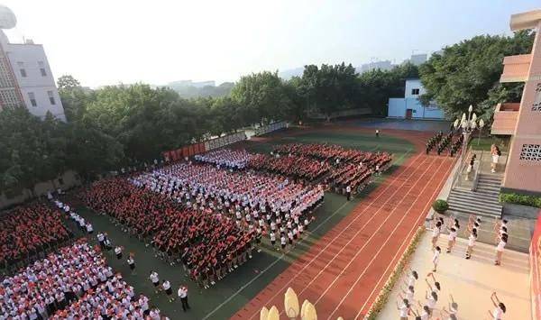 先进单位"……重庆市茄子溪中学(原重庆市第82中学)有一支基础扎实