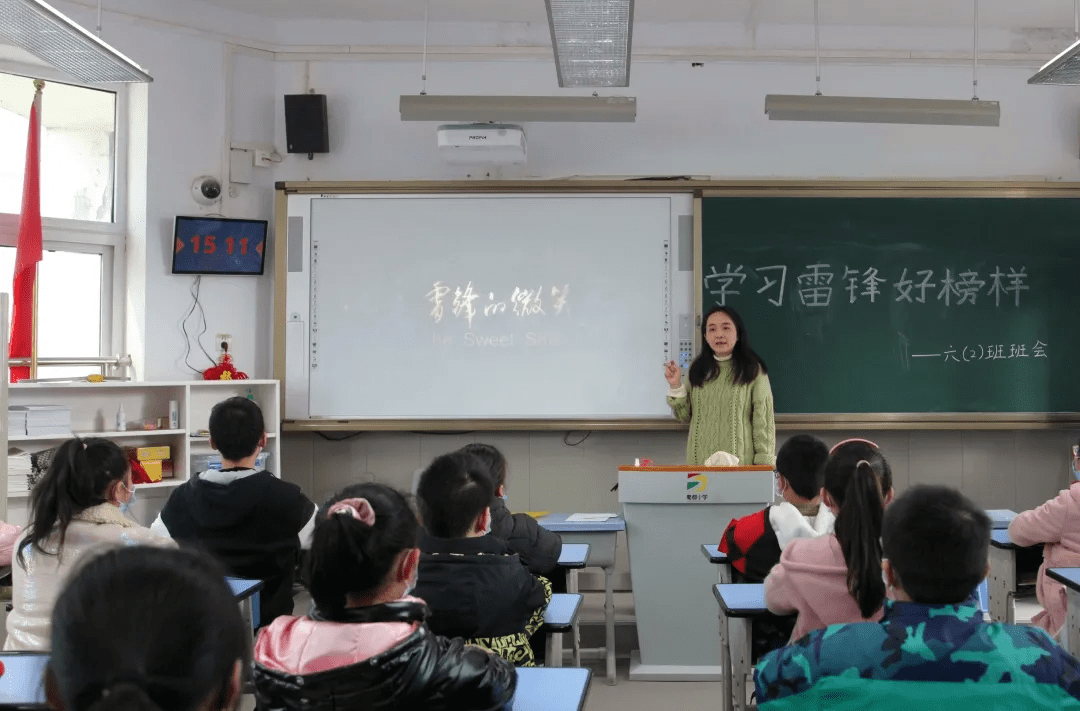 各中队开展了以"学习雷锋好榜样"为主题的班会活动,学唱雷锋歌曲,讲述