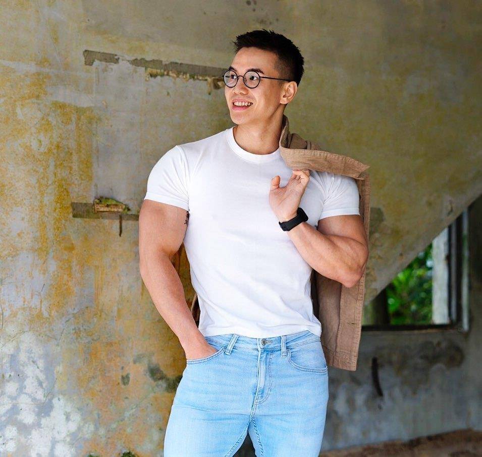 眼镜男竟是大块头,肌肉尽显男友力,真想被他呵护_健身