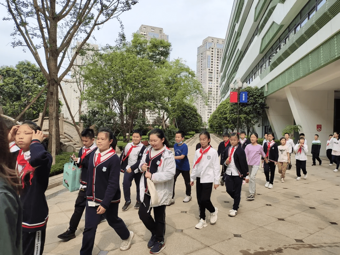 铜梁和江北区,参观了新鸥鹏集团旗下的两所学校——重庆市巴川中学