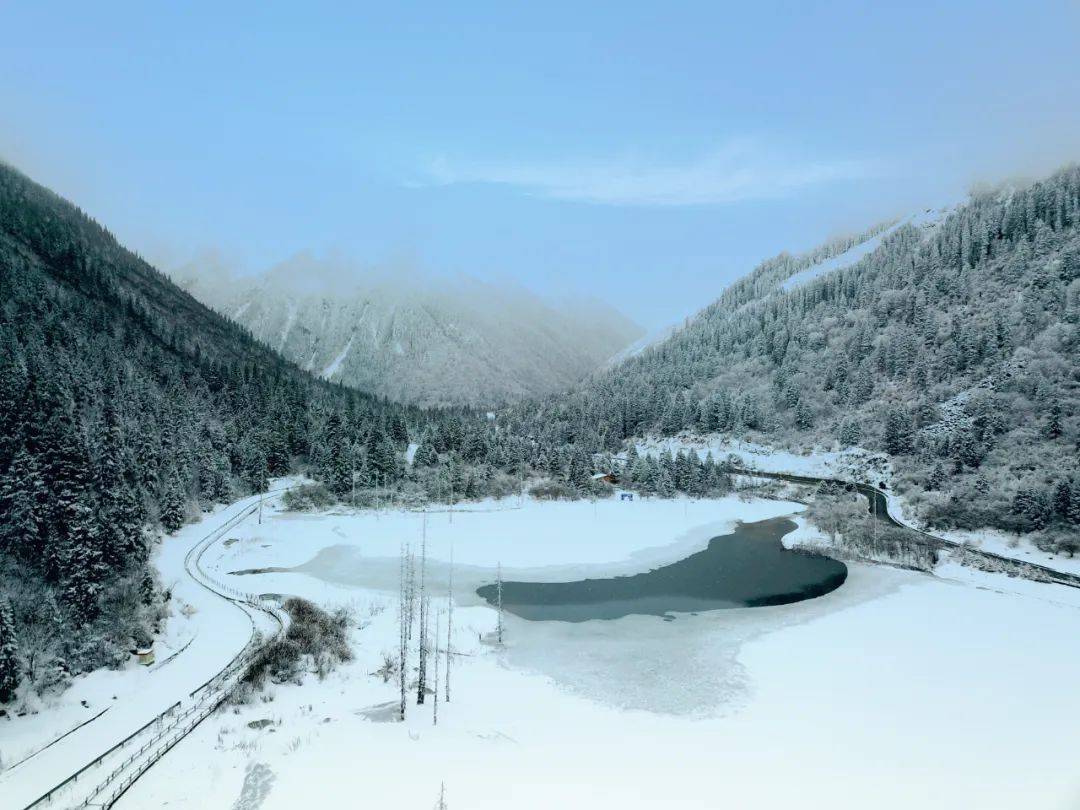 下雪后的达古冰川竟然是这样的