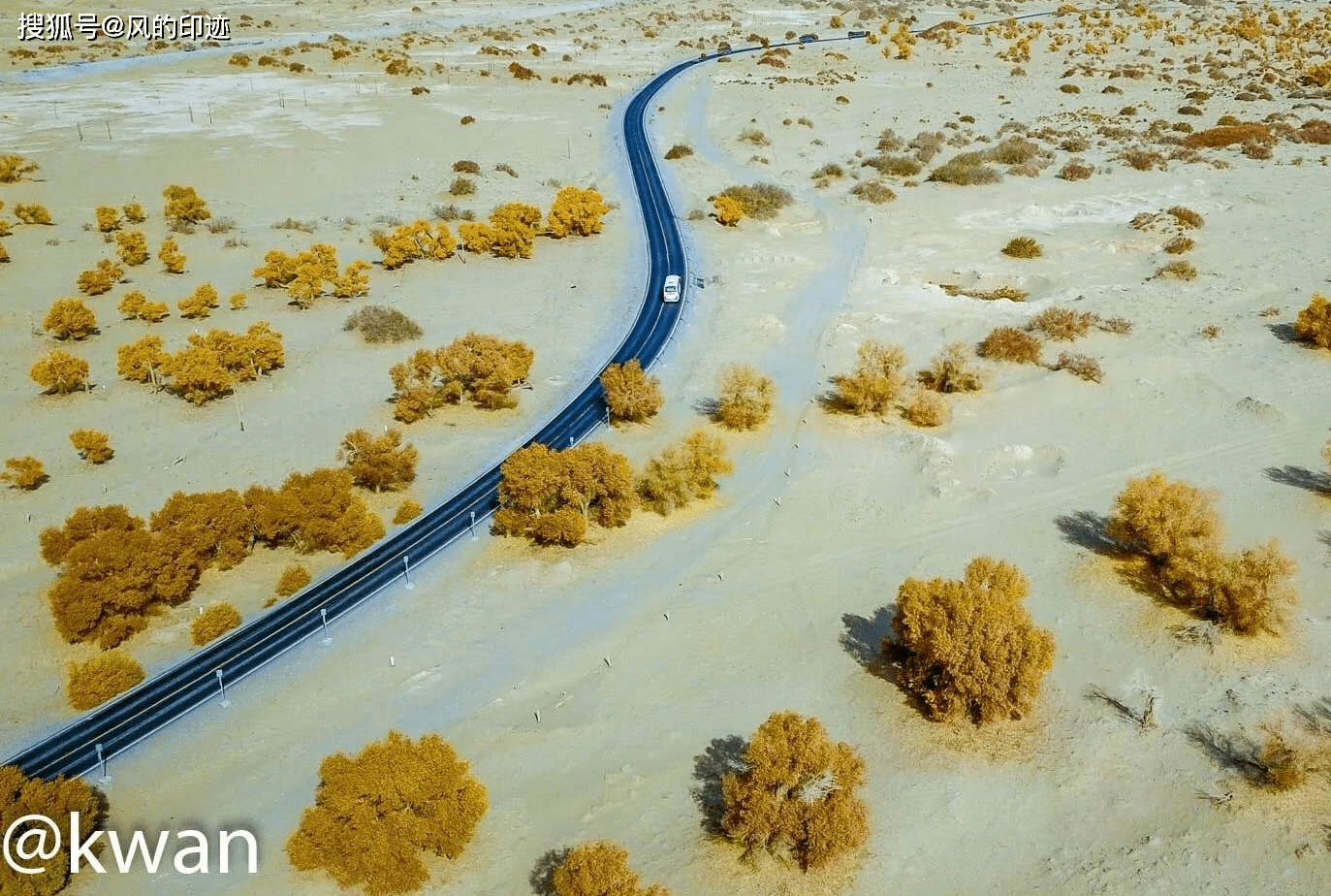 新疆塔里木盆地的塔克拉玛干沙漠公路.最美的时间就是一早出发走.