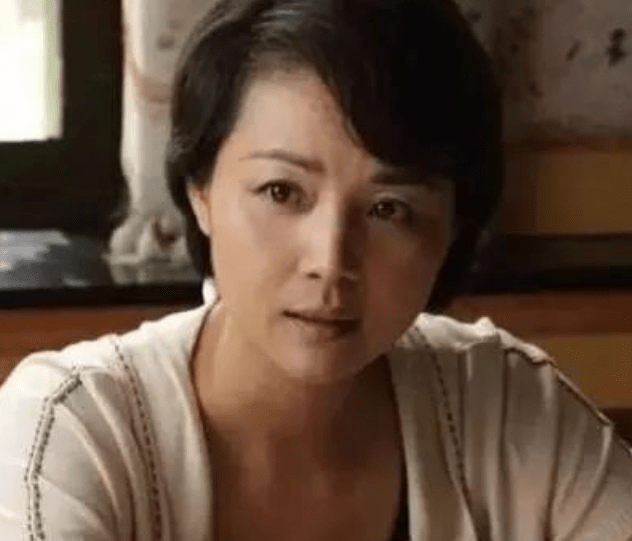 在和前夫分手后,那些一直对如萍念念不忘的男人似乎找到了机会,刘之冰