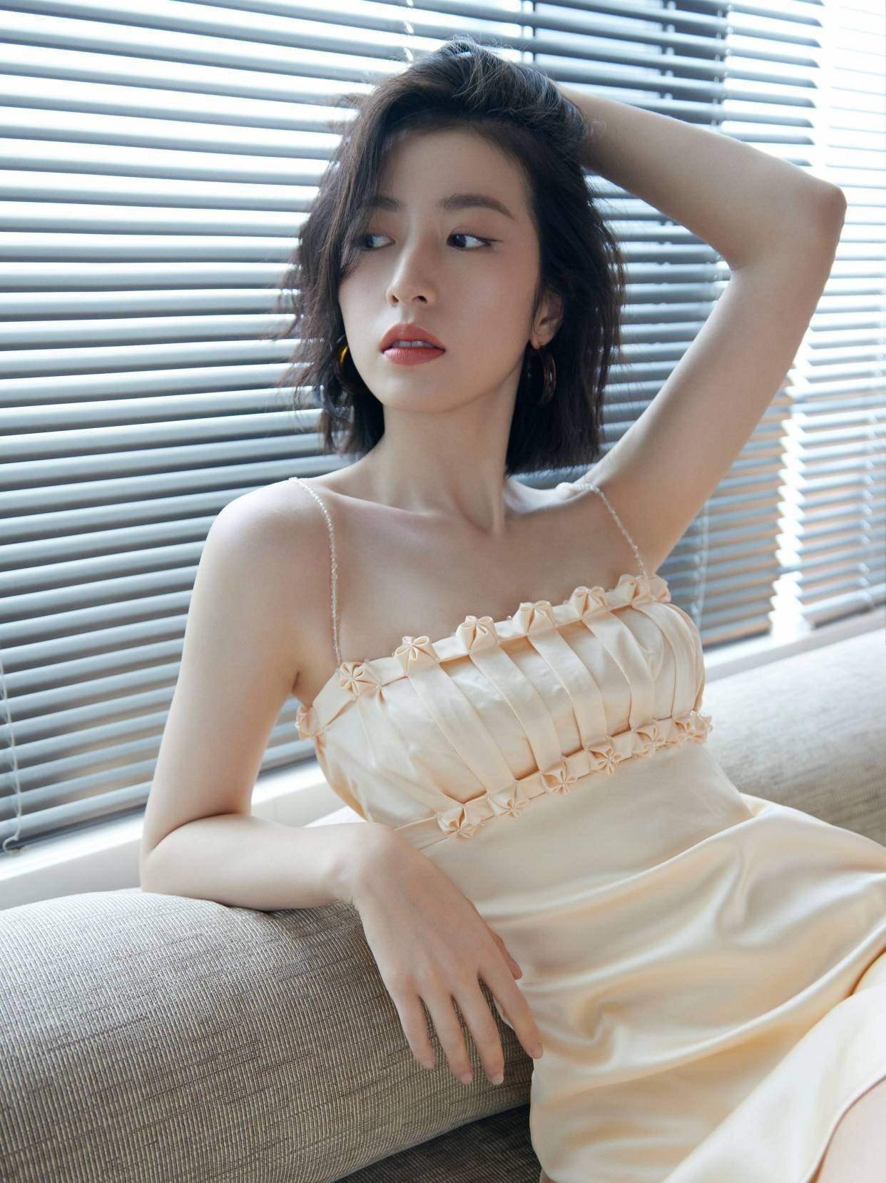 周雨彤太"早熟"了,穿香槟吊带裙搭配高筒靴,美得很惊艳