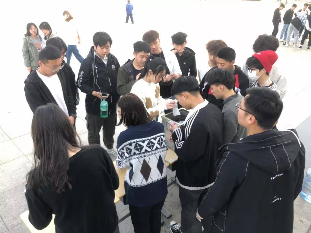 枣庄职业学院化工系组织社团开展青年志愿者服务活动