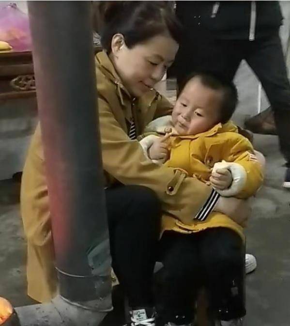 原创幸福突然降临郭威一家四口清明回乡祭祖许敏露出久违的笑容