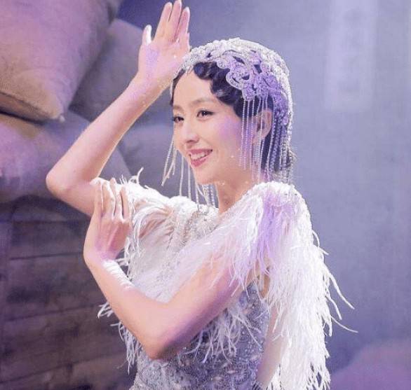 电影《鼠胆英雄》中,佟丽娅浴巾掉了这场戏,是本人拍的吗?