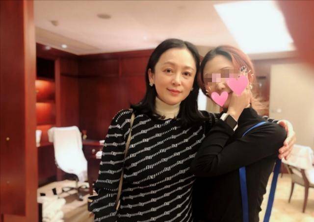 52岁陈红素颜状态太好,穿字母卫衣好洋气,陈凯歌拍照眼里都是爱