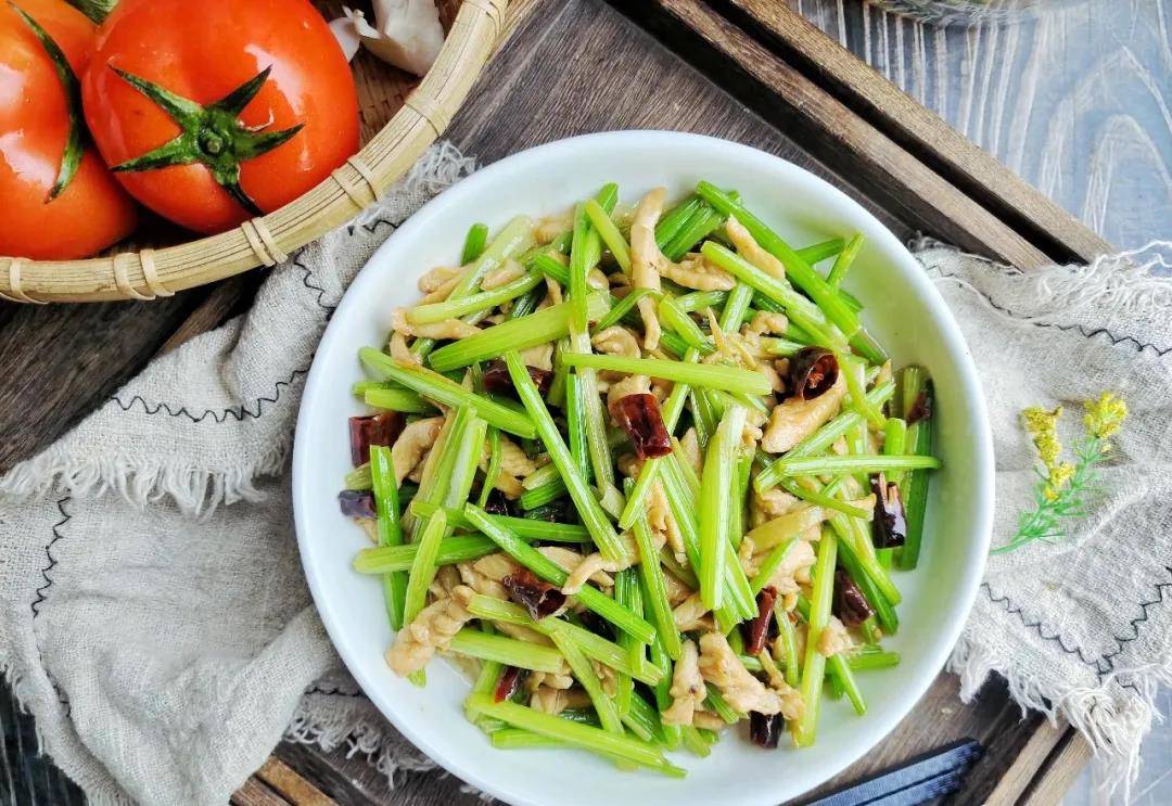 [鸡丝炒芹菜]食材:鸡胸肉一块,芹菜一把,生姜一块,干辣椒五个,生抽两