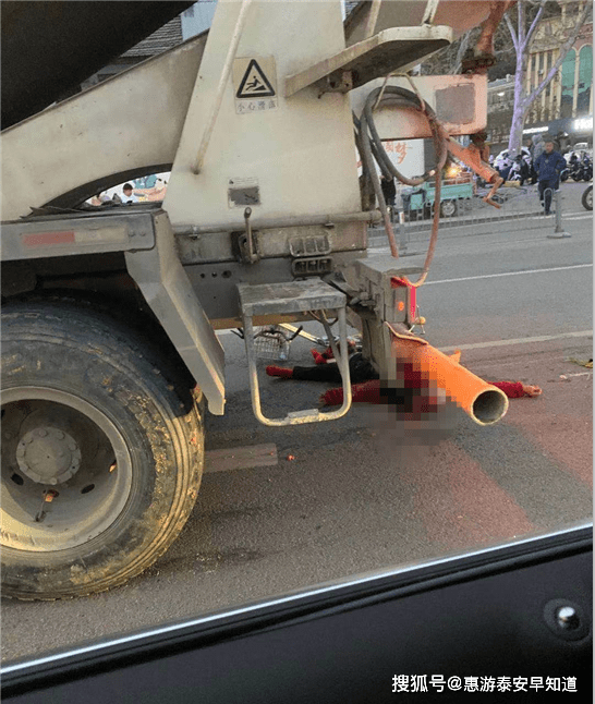 泰安龙潭路灵山大街十字路口!一人当场死亡.