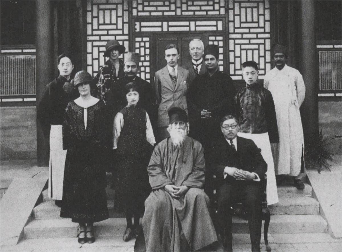 原创1924年泰戈尔访华,鲁迅为何在晚宴中途离去,说"一塌糊涂"