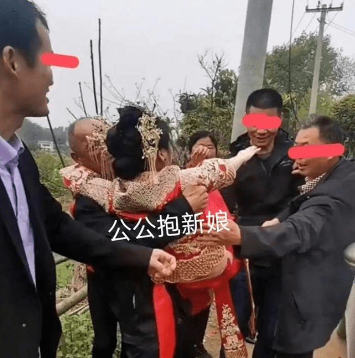 湖北一对新人结婚,公公按风俗抱儿媳回家遭拒,"老公你来抱我"