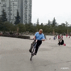 搞笑gif:大妈,拍这个视频摔了