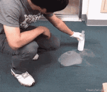搞笑gif:哪位大神给介绍下,妹子这是玩的什么神器?
