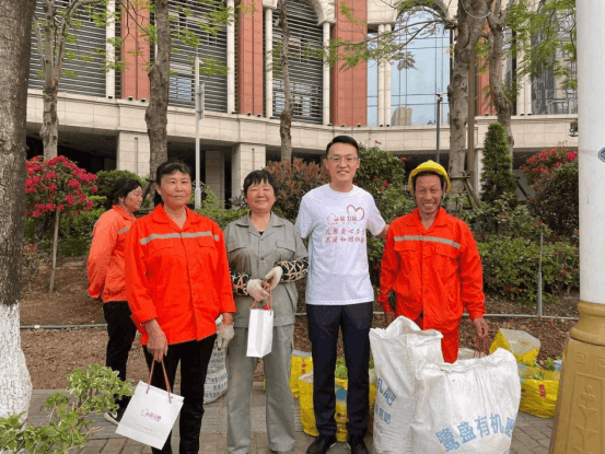 席铁铸:感恩社会,助力公益活动,为公益事业献爱心