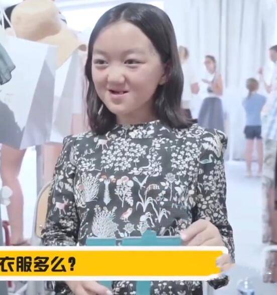 15岁李嫣晒水手服造型,扎双马尾尽显少女感,可旁边的黄发妹子却意外