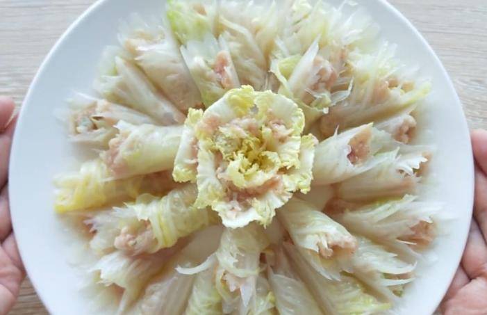 用白菜和肉末做成的花开富贵鲜香味美又营养作为宴客菜正合适