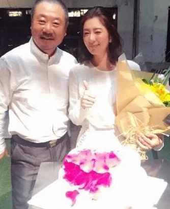 "喜剧大师"范伟:娶美女护士恩爱30年,如今一家人生活幸福美满