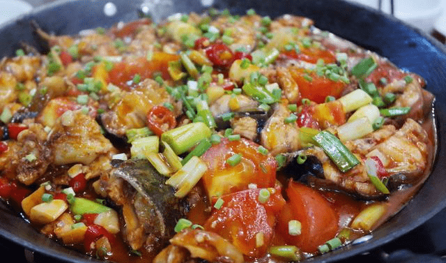广西桂林有个阳朔县,吸引众多游客前来觅食,啤酒鱼是