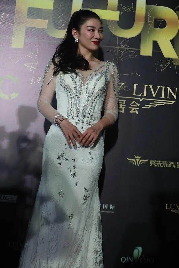 原创黄奕逃不开中年油腻,化浓妆像喝醉了酒,穿鱼尾裙遮不住圆润身材