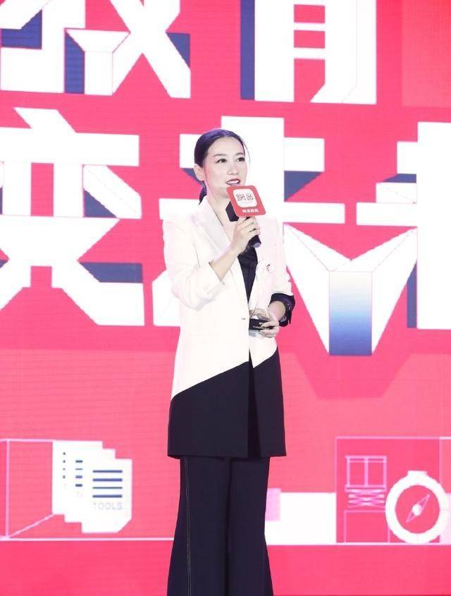 谭晶美得很大气,身材好穿什么都有味道,43岁人美歌甜