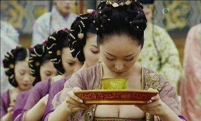 就因为奶妈在给孩子喂奶时大臣跑上去亲了一口结果就使得大臣绝了嗣