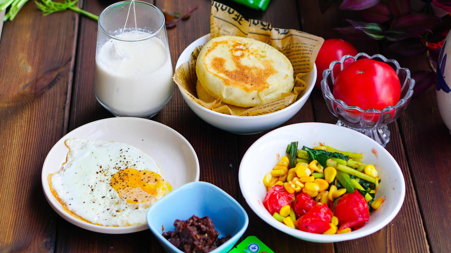 早餐四:煎炒时令蔬菜,茴香肉饼,牛奶,煎蛋,香菇酱.
