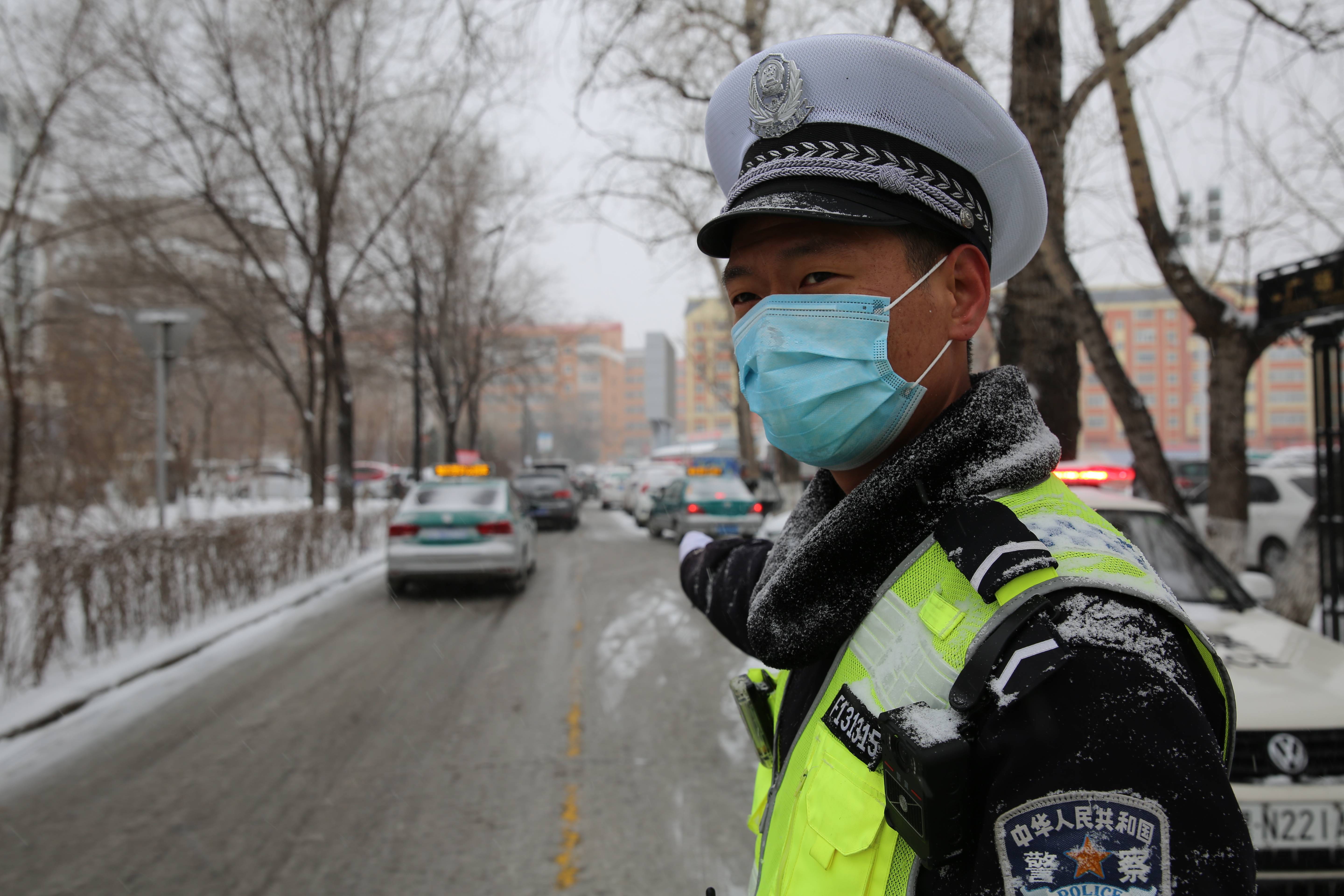 黑河交警风雪中加岗值守保畅通