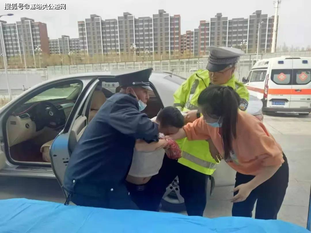 嘉峪关发生一起交通事故交警急速救援