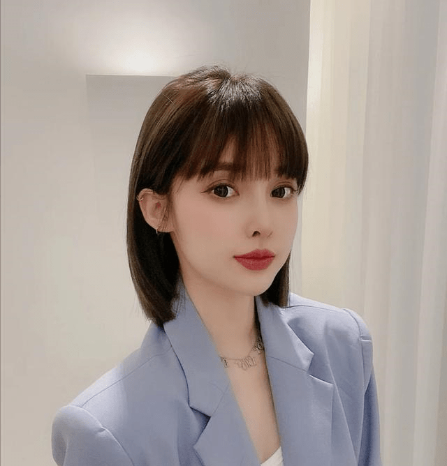 过了35岁的女人就放弃中分吧,试试这些刘海发型,时髦显脸小