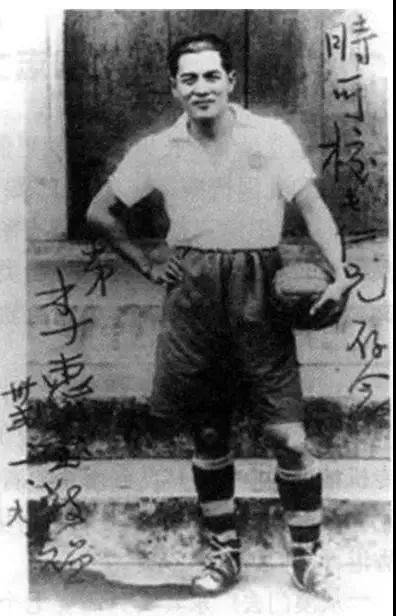 18岁的李惠堂在4场比赛中初露锋芒,名声大振.