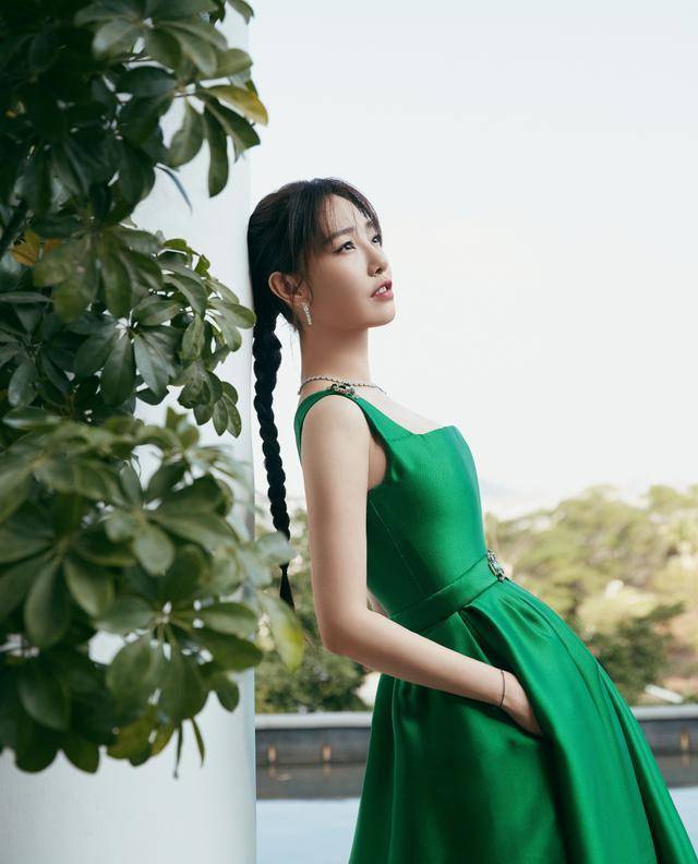 白百何扮嫩简直了!穿复古绿色长裙秀好身材,泳池边拍写真引回忆